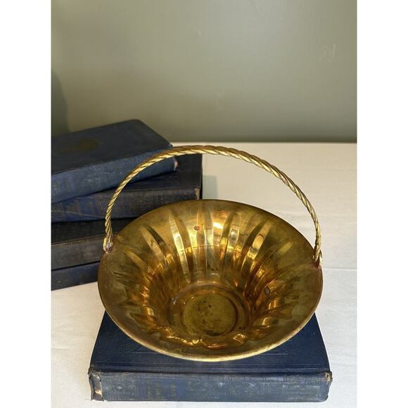 VTG Brass Basket Braided Handle French Country Cottage-core Decor Easter MCM - Picture 7 of 7